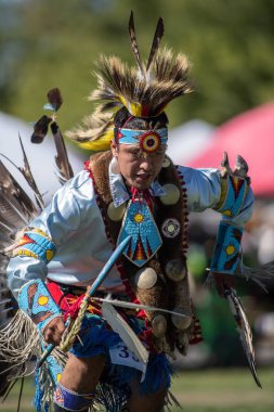 Stillwater Pow Wow Anderson, California, yerli Amerikan tarzı dans katılımcılar.