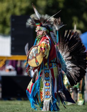 Stillwater Pow Wow Anderson, California, yerli Amerikan tarzı dans katılımcılar.