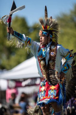 Stillwater Pow Wow Anderson, California, yerli Amerikan tarzı dans katılımcı. Ekim, 7, 2018.