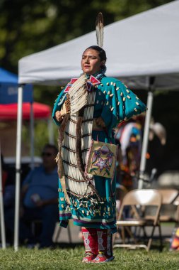 Stillwater Pow Wow Anderson, California, yerli Amerikan tarzı dans katılımcı. Ekim, 7, 2018.