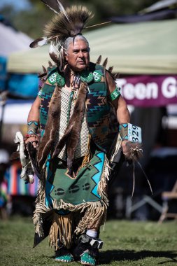 Stillwater Pow Wow Anderson, California, yerli Amerikan tarzı dans katılımcı. Ekim, 7, 2018.