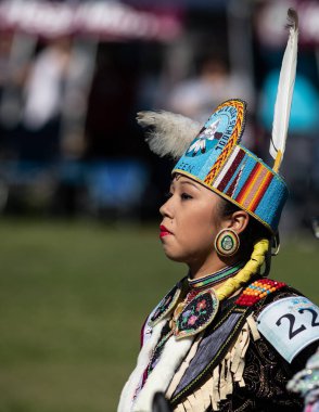 Stillwater Pow Wow Anderson, California, yerli Amerikan tarzı dans katılımcı. Ekim, 7, 2018.