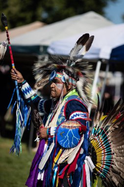 Stillwater Pow Wow Anderson, California, yerli Amerikan tarzı dans katılımcılar.