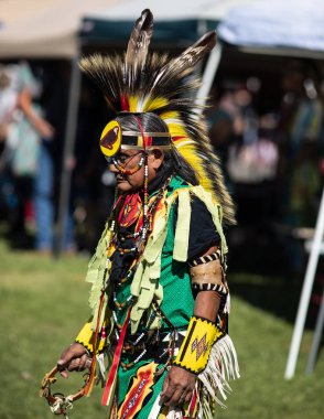 Stillwater Pow Wow Anderson, California, yerli Amerikan tarzı dans katılımcı. Ekim, 7, 2018.
