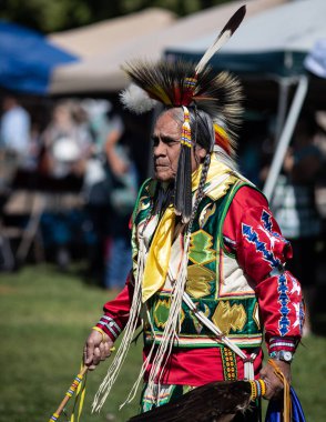Stillwater Pow Wow Anderson, California, yerli Amerikan tarzı dans katılımcı. Ekim, 7, 2018.