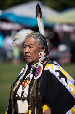 Stillwater Pow Wow Anderson, California, yerli Amerikan tarzı dans katılımcı. Ekim, 7, 2018.