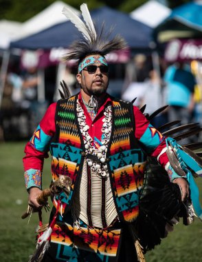 Stillwater Pow Wow Anderson, California, yerli Amerikan tarzı dans katılımcı. Ekim, 7, 2018.
