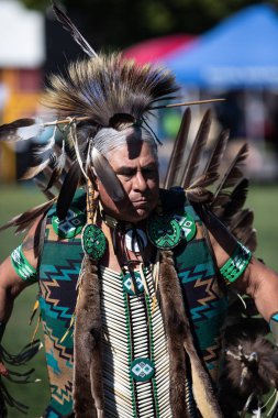 Stillwater Pow Wow Anderson, California, yerli Amerikan tarzı dans katılımcı. Ekim, 7, 2018.