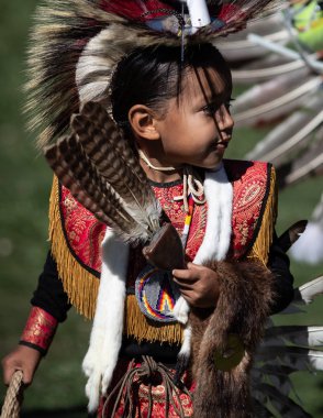 Stillwater Pow Wow Anderson, California, yerli Amerikan tarzı dans katılımcı. Ekim, 7, 2018.