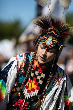 Stillwater Pow Wow Anderson, California, yerli Amerikan tarzı dans katılımcı. Ekim, 7, 2018.