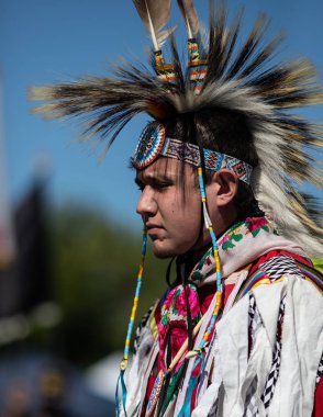 Stillwater Pow Wow Anderson, California, yerli Amerikan tarzı dans katılımcı. Ekim, 7, 2018.