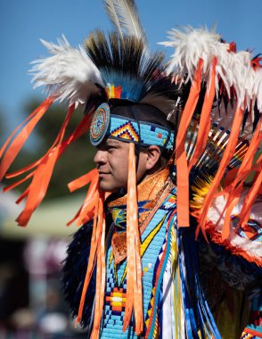 Stillwater Pow Wow Anderson, California, yerli Amerikan tarzı dans katılımcı. Ekim, 7, 2018.
