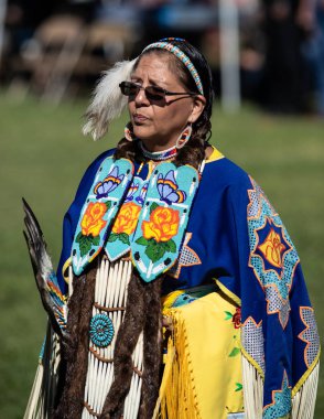 Stillwater Pow Wow Anderson, California, yerli Amerikan tarzı dans katılımcı. Ekim, 7, 2018.