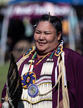 Stillwater Pow Wow Anderson, California, yerli Amerikan tarzı dans katılımcı. Ekim, 7, 2018.