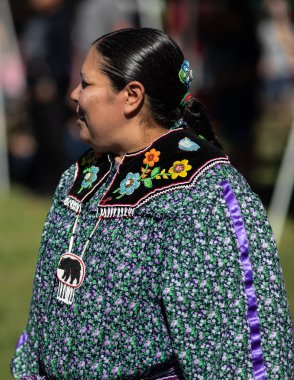 Stillwater Pow Wow Anderson, California, yerli Amerikan tarzı dans katılımcı. Ekim, 7, 2018.