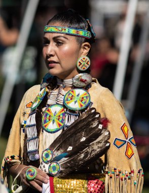 Stillwater Pow Wow Anderson, California, yerli Amerikan tarzı dans katılımcı. Ekim, 7, 2018.