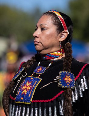 Stillwater Pow Wow Anderson, California, yerli Amerikan tarzı dans katılımcı. Ekim, 7, 2018.