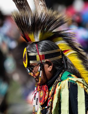 Stillwater Pow Wow Anderson, California, yerli Amerikan tarzı dans katılımcı. Ekim, 7, 2018.