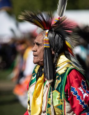 Stillwater Pow Wow Anderson, California, yerli Amerikan tarzı dans katılımcı. Ekim, 7, 2018.