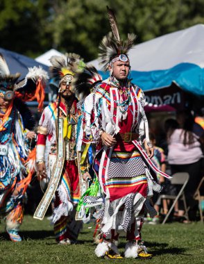 Stillwater Pow Wow Anderson, California, yerli Amerikan tarzı dans katılımcı. Ekim, 7, 2018.