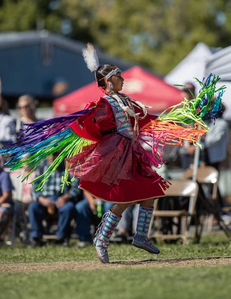 在加州安德森的斯蒂尔水波哇 参与者跳着美洲原住民的风格 — 图库照片