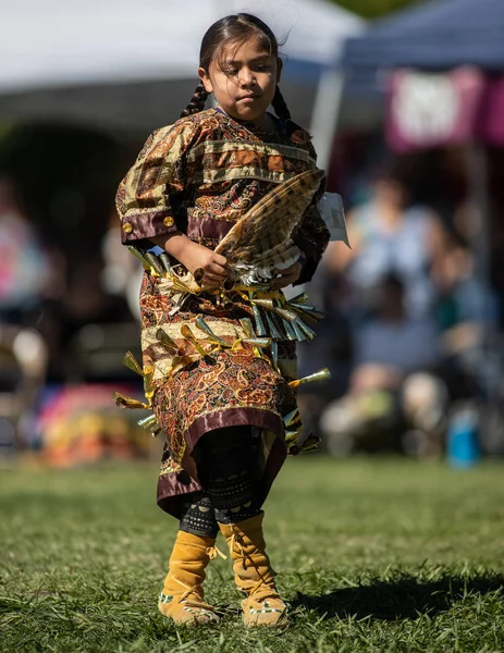 在加州安德森的斯蒂尔水波哇 参与者跳着美洲原住民的风格 — 图库照片