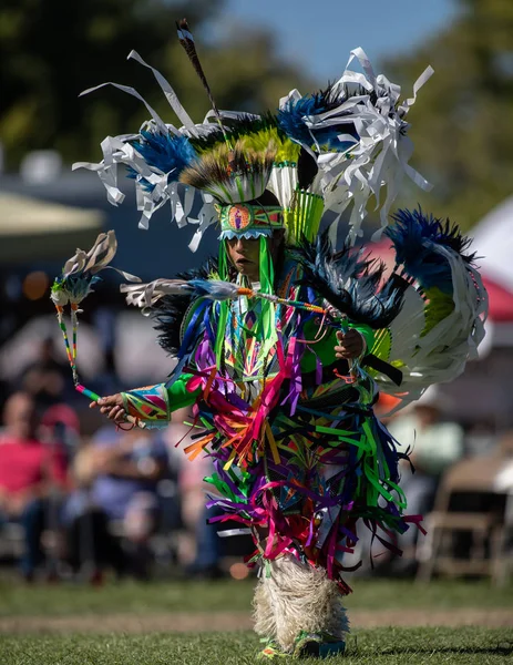 アンダーソン カリフォルニア州のスティルウォーター パウワウでネイティブ アメリカン スタイルを踊る参加者 — ストック写真
