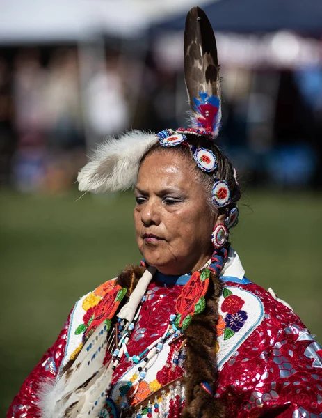 参加者在加利福尼亚安德森的 里跳舞美洲原住民风格 10月 2018 — 图库照片