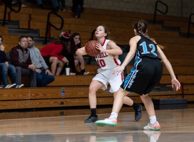 Pleasant Valley vs Foothill Lisesi okul kızlar Palo Cedro, California ile basketbol eylem. 1/23/2019