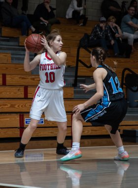 Pleasant Valley vs Foothill Lisesi okul kızlar Palo Cedro, California ile basketbol eylem. 1/23/2019