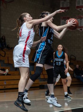 Pleasant Valley vs Foothill Lisesi okul kızlar Palo Cedro, California ile basketbol eylem. 1/23/2019