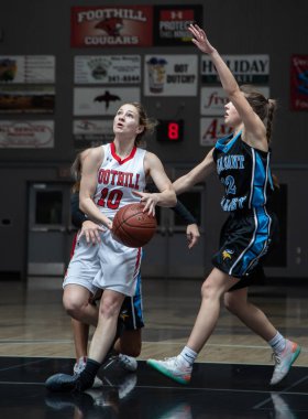 Pleasant Valley vs Foothill Lisesi okul kızlar Palo Cedro, California ile basketbol eylem. 1/23/2019