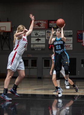 Pleasant Valley vs Foothill Lisesi okul kızlar Palo Cedro, California ile basketbol eylem. 1/23/2019