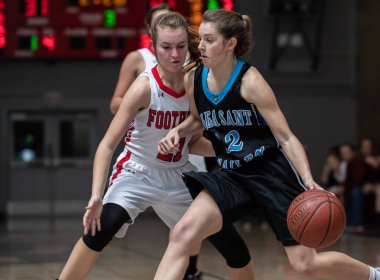 Pleasant Valley vs Foothill Lisesi okul kızlar Palo Cedro, California ile basketbol eylem. 1/23/2019
