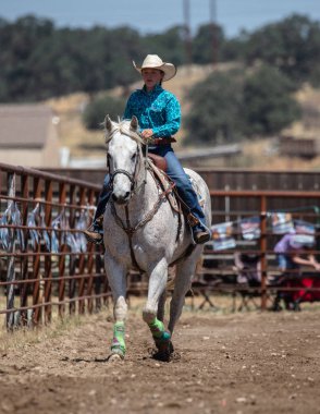 Junior Rodeo katılımcıları Kuzey Kaliforniya'daki Cottonwood Rodeo'da sahne almaktadır. Mayıs 12, 2019. 