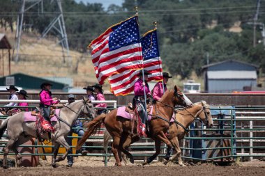 Junior Rodeo katılımcıları Kuzey Kaliforniya'daki Cottonwood Rodeo'da sahne almaktadır. Mayıs 12, 2019. 