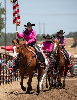 Junior Rodeo katılımcıları Kuzey Kaliforniya'daki Cottonwood Rodeo'da sahne almaktadır. Mayıs 12, 2019. 