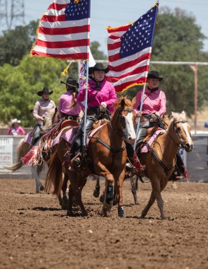 Junior Rodeo katılımcıları Kuzey Kaliforniya'daki Cottonwood Rodeo'da sahne almaktadır. Mayıs 12, 2019. 