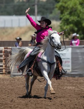 Junior Rodeo katılımcıları Kuzey Kaliforniya'daki Cottonwood Rodeo'da sahne almaktadır. Mayıs 12, 2019. 