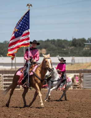 Junior Rodeo katılımcıları Kuzey Kaliforniya'daki Cottonwood Rodeo'da sahne almaktadır. Mayıs 12, 2019. 