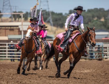 Junior Rodeo katılımcıları Kuzey Kaliforniya'daki Cottonwood Rodeo'da sahne almaktadır. Mayıs 12, 2019. 