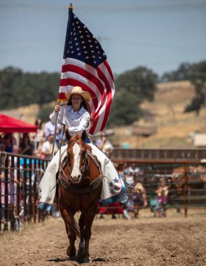 Junior Rodeo katılımcıları Kuzey Kaliforniya'daki Cottonwood Rodeo'da sahne almaktadır. Mayıs 12, 2019. 