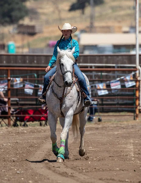 Junior Rodeo Katılımcıları Kuzey Kaliforniya Daki Cottonwood Rodeo Sahne Almaktadır — Stok fotoğraf