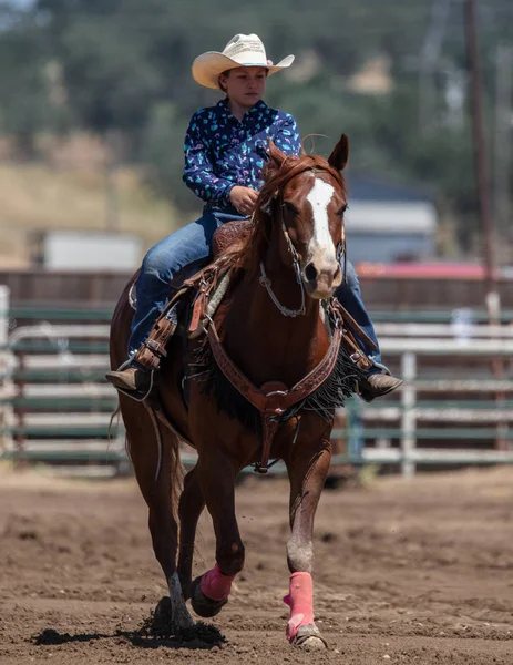 Junior Rodeo Katılımcıları Kuzey Kaliforniya Daki Cottonwood Rodeo Sahne Almaktadır — Stok fotoğraf