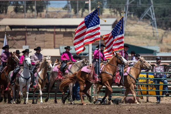 Junior Rodeo katılımcıları Kuzey Kaliforniya'daki Cottonwood Rodeo'da sahne almaktadır. Mayıs 12, 2019. 