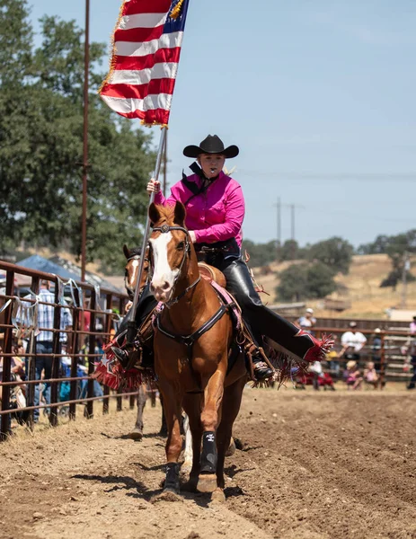 Junior Rodeo katılımcıları Kuzey Kaliforniya'daki Cottonwood Rodeo'da sahne almaktadır. Mayıs 12, 2019. 