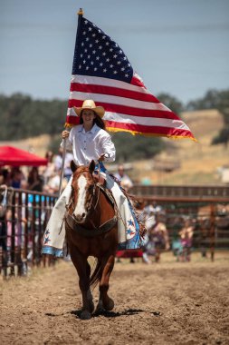 Junior Rodeo katılımcıları Kuzey Kaliforniya'daki Cottonwood Rodeo'da sahne almaktadır. Mayıs 12, 2019. 