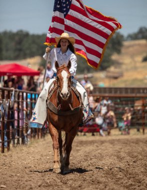 Junior Rodeo katılımcıları Kuzey Kaliforniya'daki Cottonwood Rodeo'da sahne almaktadır. Mayıs 12, 2019. 