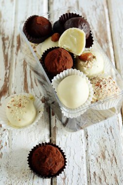Çikolatalı tatlılar hafif bir arka plan üzerinde. Truffle, ev yapımı tatlılar
