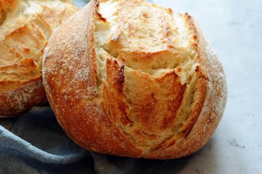 Gri arka planda taze ev yapımı ekmek. Kıtır. Fransız ekmeği. Leavenda ekmek. Mayasız ekmek